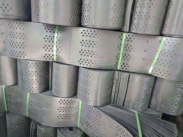 土工格室?guī)齑?/></p><p><strong>產品介紹：</strong></p><p>土工格室施工/土工格室是目前國內外較為流行的一種新型的高強度土工合成材料，它是由高強度的HDPE或PP共聚料寬帶，經過焊接或鉚接而形成的一片網狀格室結構。它伸縮自如，運輸時可縮疊起來，使用時張開并又充填土石或混凝土料，構成具有強大側向限制和大剛度的結構體。它可用來做為墊層，處理軟弱地基增大地基的承載能力，也可鋪設在坡面上構成坡面防護結構，還可以用來建造支擋結構等。</p><p><strong>產品優(yōu)勢：</strong></p><p>1、材質輕、耐磨損，化學性能穩(wěn)定、耐光氧老化、耐酸堿，適用于不同土壤與沙漠等土質條件。</p><p>2、較高的側向限制和防滑，防變形、有效的增強路基的承載能力和分散荷載作用。</p><p>3、改變土工格室高度、焊距等幾何尺寸可滿足不同的工程需要。</p><p>4、伸縮自如，運輸體積?。宦摻臃奖?、施工速度快。</p><p><strong>產品用途：</strong></p><p>1、用于穩(wěn)固公路、鐵路路基。</p><p>2、用于承受載重力的堤防及淺水河道治理。</p><p>3、用于防止滑坡及受載重力的混合式擋墻。</p><p>4、在遇到軟地基時，采用土工格室可大大減輕施工勞動強度，減少路基厚度施工速度快、性能好，大大的降低工程造價。</p><p><br/></p><div   id=
